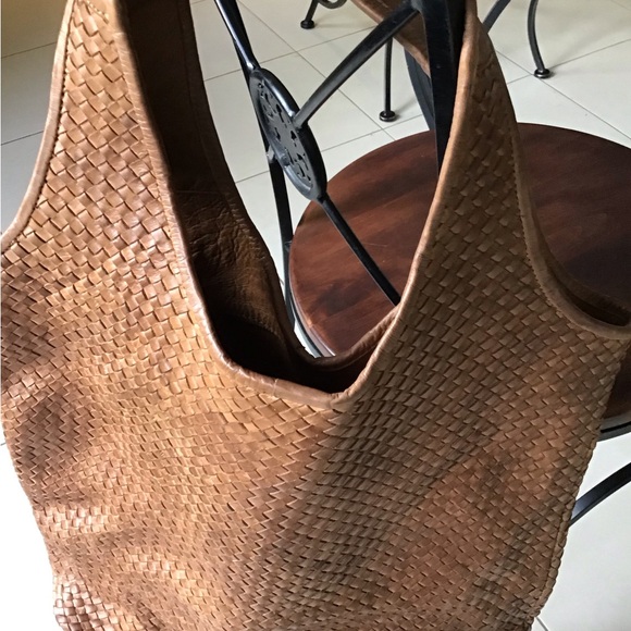 Beautiful Italian leather shoulder bag.  Made in Italy. - Picture 2 of 7